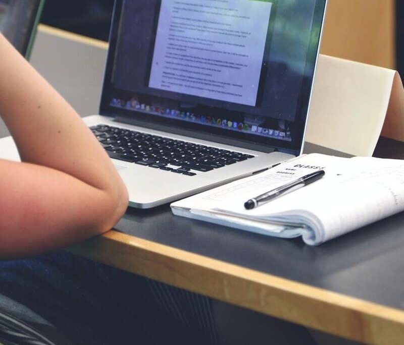 Studenten mit Computer - clevere Wege, wie Studenten bei Online-Klausuren schummeln - digify