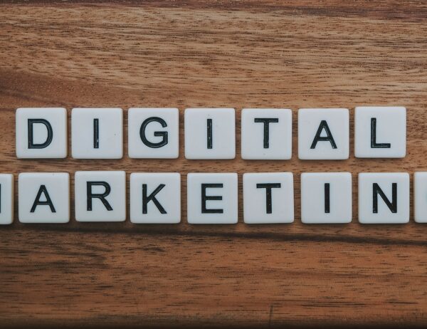 Nutzung von Vermittlern und digitalem Marketing für die Kapitalbeschaffung