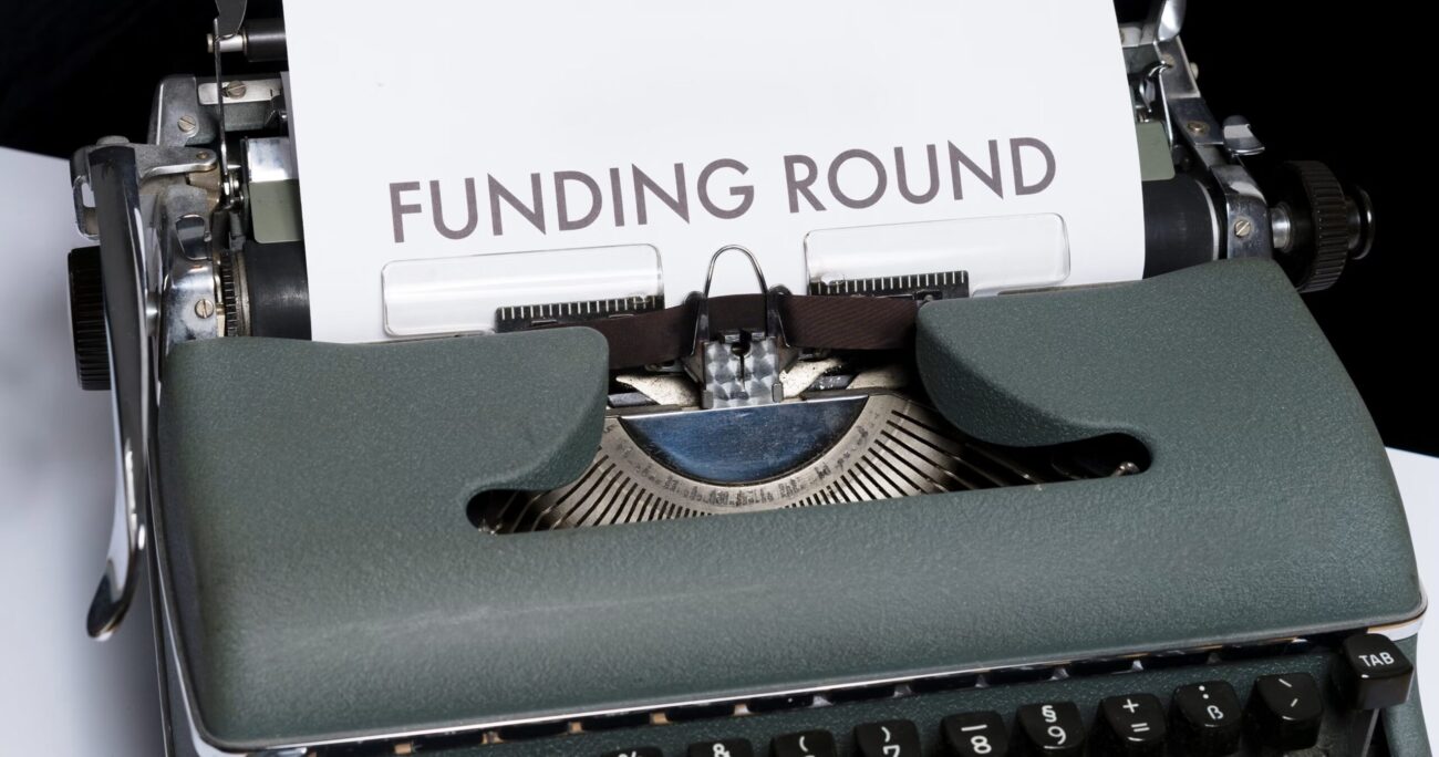 打字机中的页面显示 '一轮筹资'