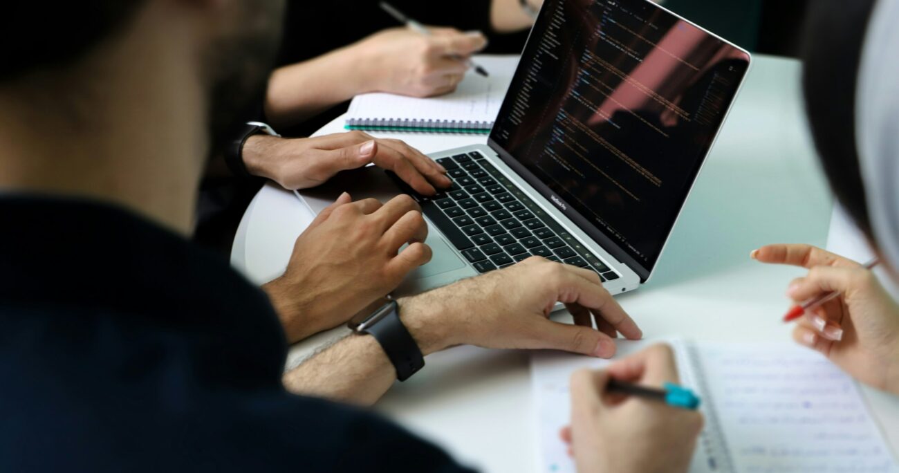 观看笔记本电脑屏幕的人们